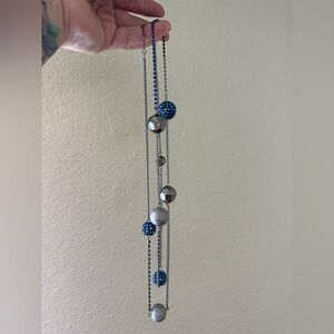 Sparkle beads on a long chain necklace
Retro style  
Statement piece